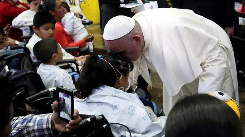 El papa Francisco, durante su visita a un hospital infantil en México