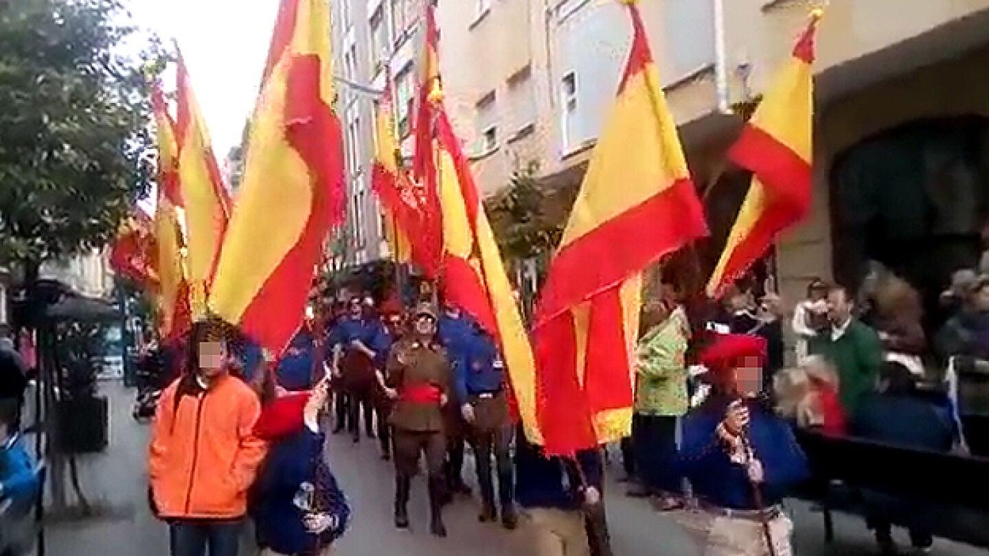 Ni&ntilde;os Cantando el Cara al Sol en el carnaval de Santo&ntilde;a