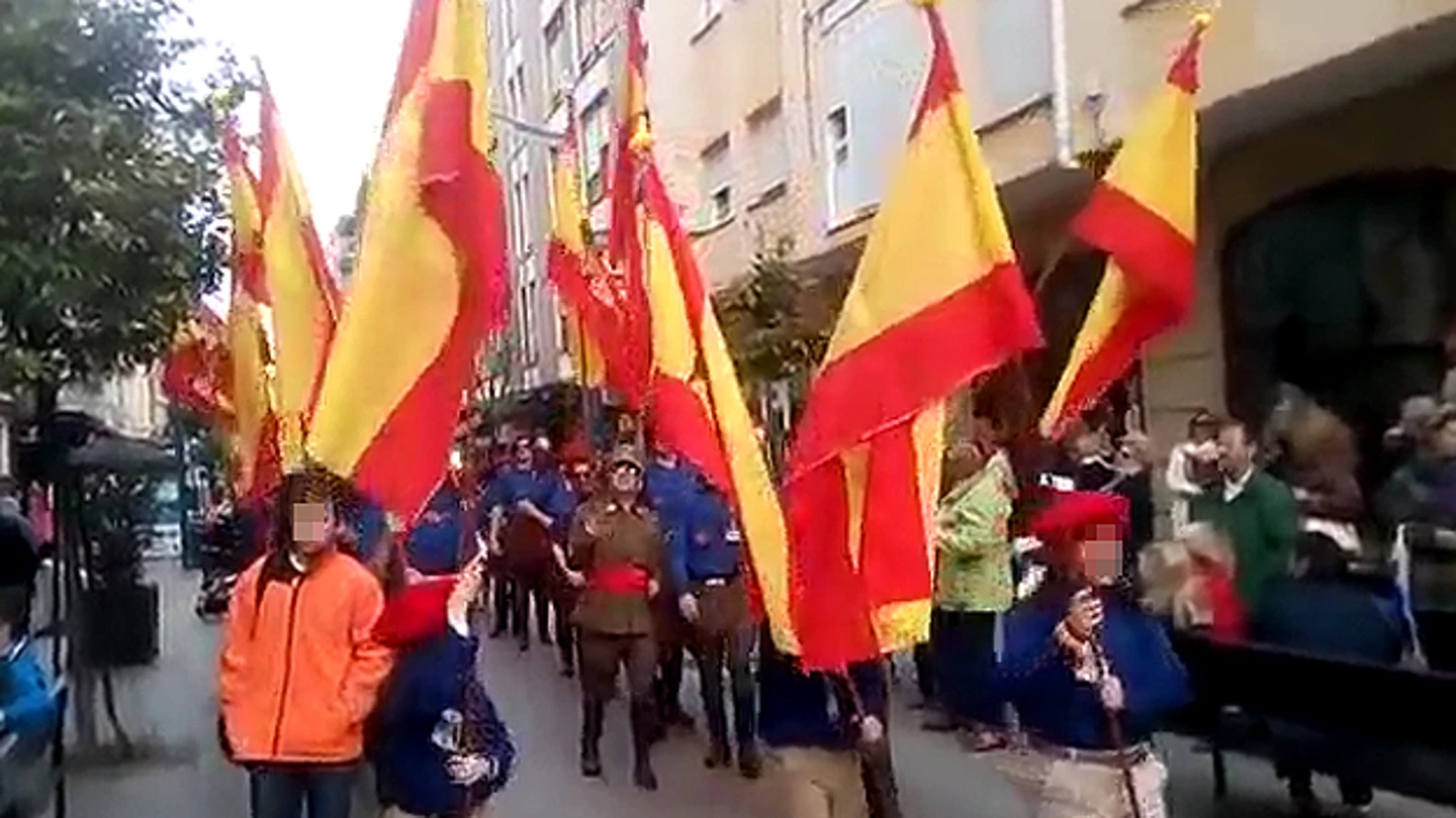 Niños Cantando el Cara al Sol en el carnaval de Santoña Niños Cantando el Cara al Sol en el carnaval de Santoña