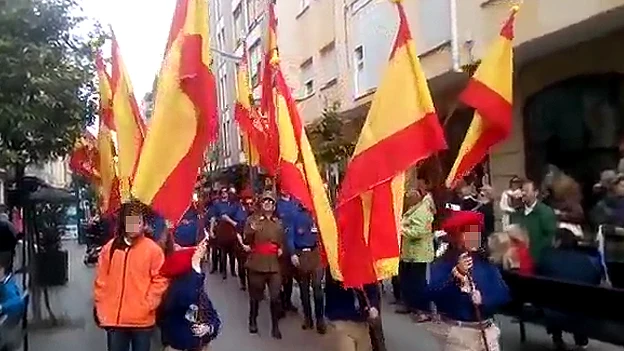 Niños Cantando el Cara al Sol en el carnaval de Santoña Niños Cantando el Cara al Sol en el carnaval de Santoña