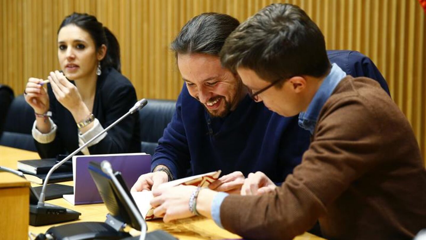 Pablo Iglesias conversa con el portavoz en el Congreso, &Iacute;&ntilde;igo Errej&oacute;n
