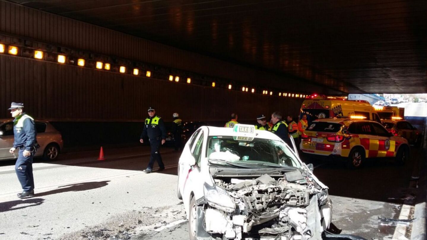 Imagen del taxi tras el choque frontal