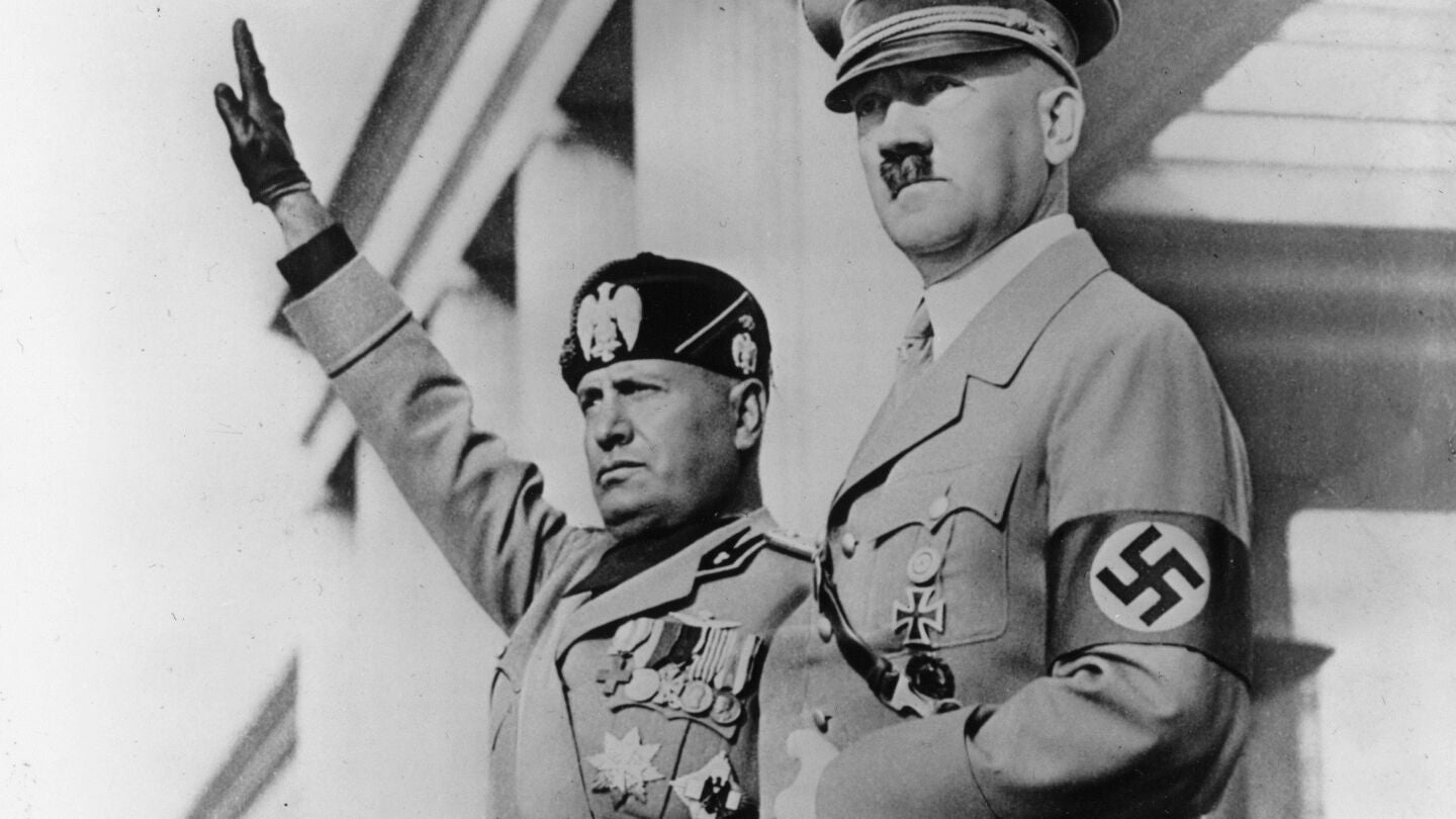 Benito Mussolini, brazo en alto, junto a Adolf Hitler