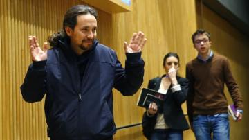 El líder de Podemos, Pablo Iglesias, a su llegada a la reunión del grupo parlamentario en el Congreso de los Diputados, en Madrid