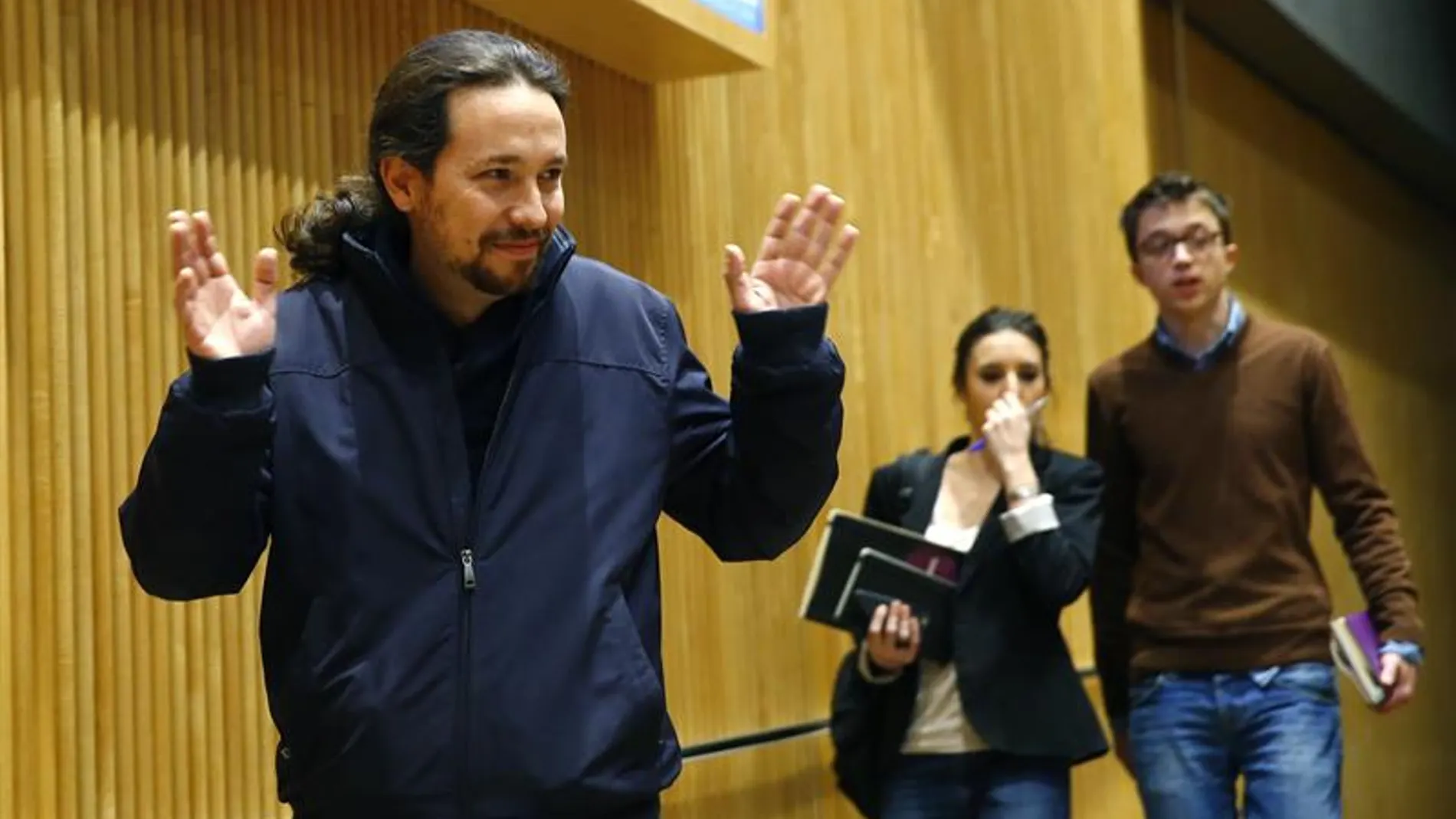 El líder de Podemos, Pablo Iglesias, a su llegada a la reunión del grupo parlamentario en el Congreso de los Diputados, en Madrid