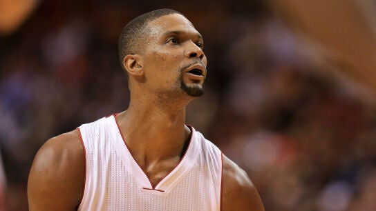 Chris Bosh mira a canasta durante un partido con los Heat