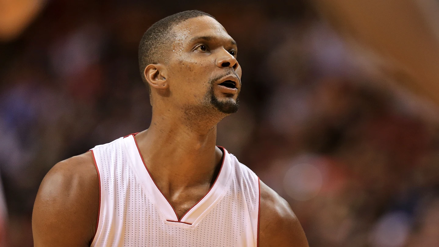 Chris Bosh mira a canasta durante un partido con los Heat Chris Bosh mira a canasta durante un partido con los Heat
