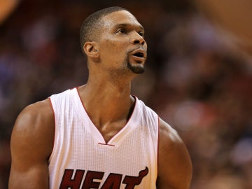 Chris Bosh mira a canasta durante un partido con los Heat Chris Bosh mira a canasta durante un partido con los Heat