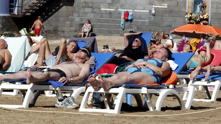 Turistas en una playa de Gran Canaria