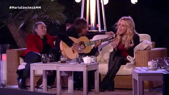 Marta Sánchez interpreta con Antonio Carmona a la guitarra ’21 días’ Marta Sánchez interpreta con Antonio Carmona a la guitarra ’21 días’