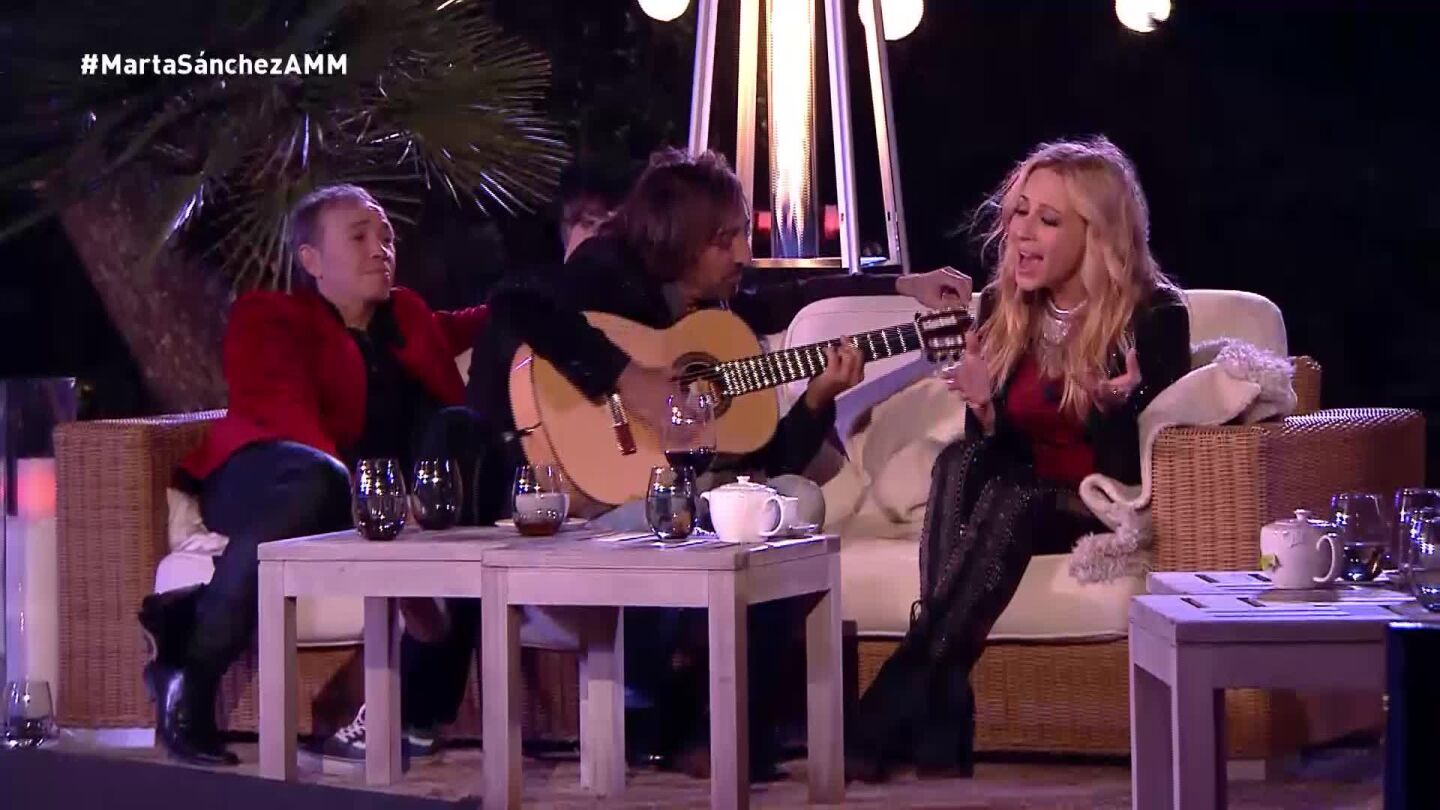 Marta S&aacute;nchez interpreta con Antonio Carmona a la guitarra &rsquo;21 d&iacute;as&rsquo;