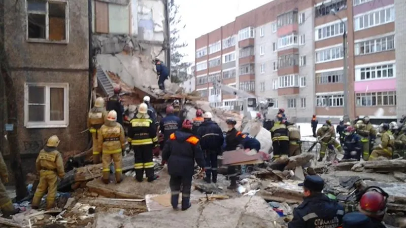 Miembros de los servicios de rescate retiran escombros del lugar Miembros de los servicios de rescate retiran escombros del lugar