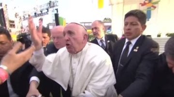 El papa Francisco, enfadado durante su visita a México