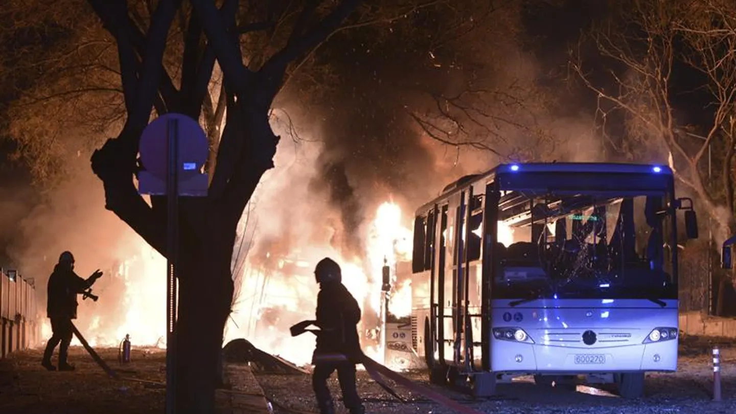 Momento de la explosión del coche bomba en Ankara Momento de la explosión del coche bomba en Ankara