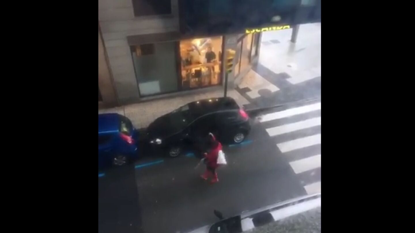 Vecinos de Gij&oacute;n luchando contra el viento