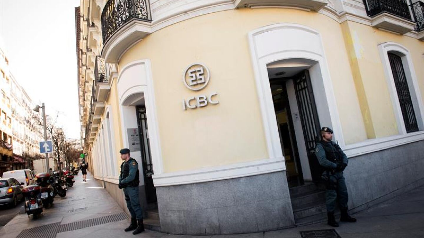 Las entradas de la sede del banco chino ICBC