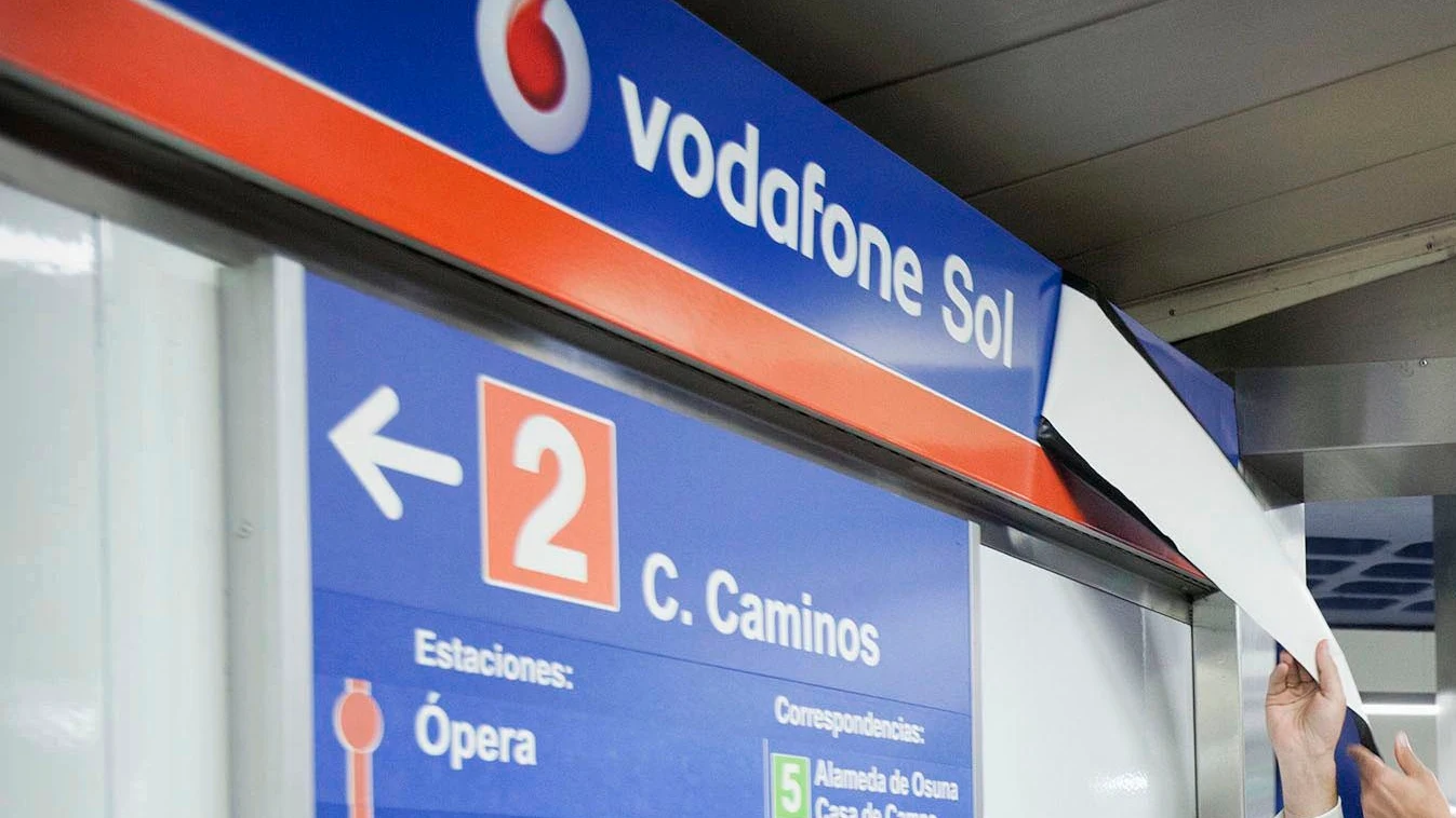 Cartel de la parada de metro Vodafone Sol