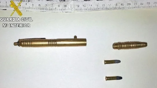 Imagen del bolígrafo pistola con su munición Imagen del bolígrafo pistola con su munición