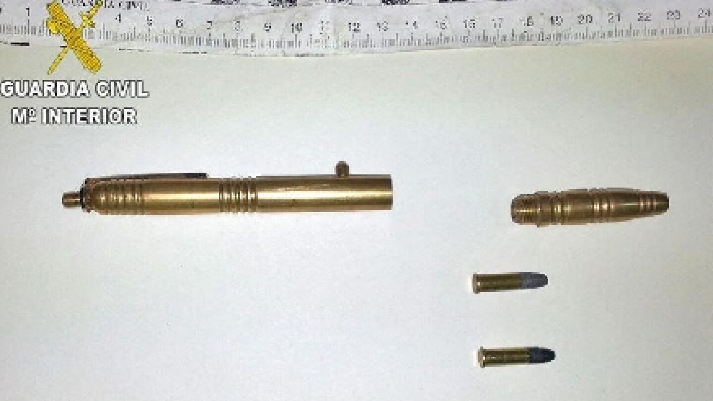 Imagen del bol&iacute;grafo pistola con su munici&oacute;n