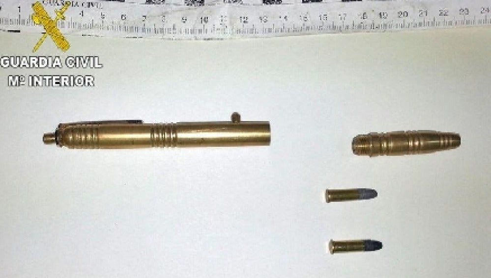 Imagen del bolígrafo pistola con su munición