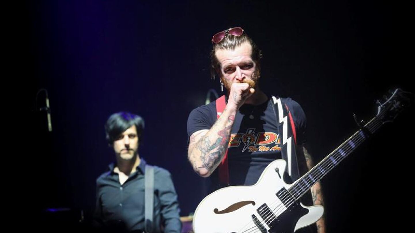 El cantante de Eagles of Death Metal, emocionado durante el concierto