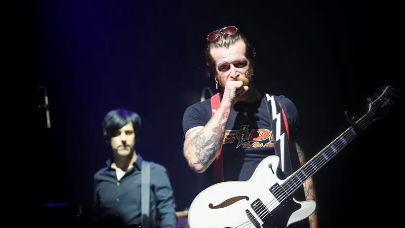 El cantante de Eagles of Death Metal, emocionado durante el concierto