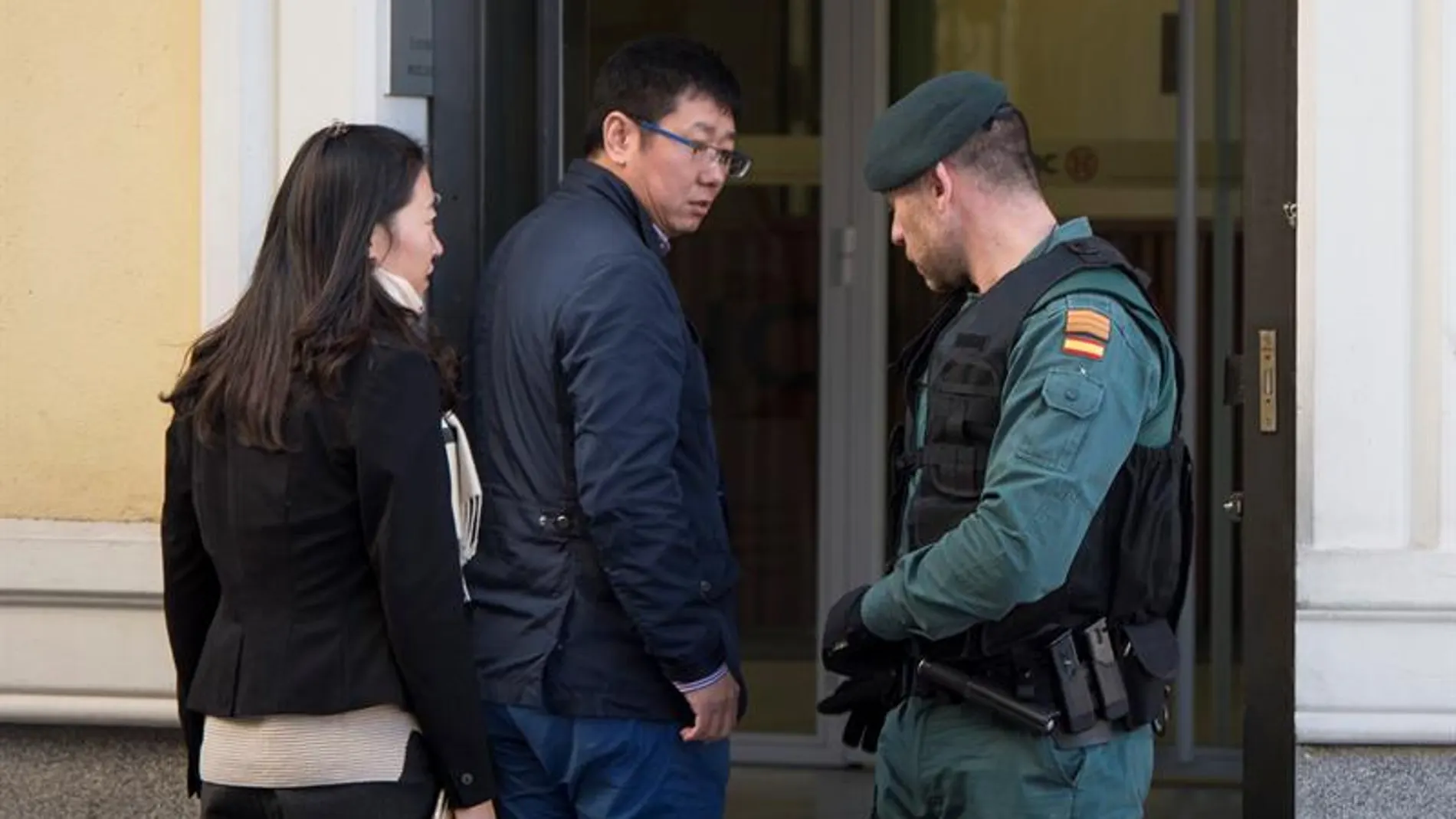  Un agente de la Guardia Civil controla la entrada a la sede del banco chino ICBC