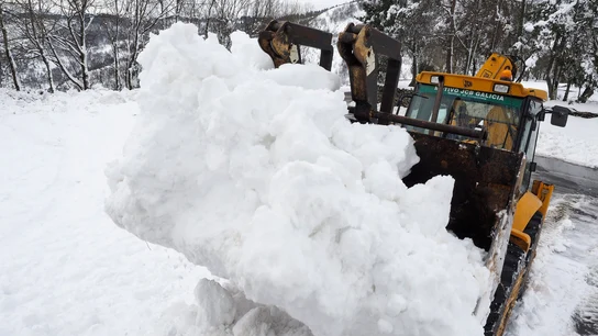Una pala retira la nieve acumulada Una pala retira la nieve acumulada