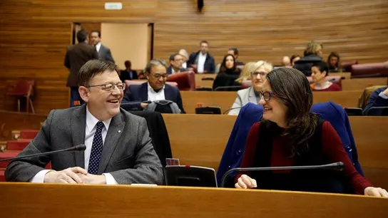 Ximo Puig, junto a la vicepresidenta, Monica oltra,durante la sesión de control en el pleno de Les Corts Ximo Puig, junto a la vicepresidenta, Monica oltra,durante la sesión de control en el pleno de Les Corts