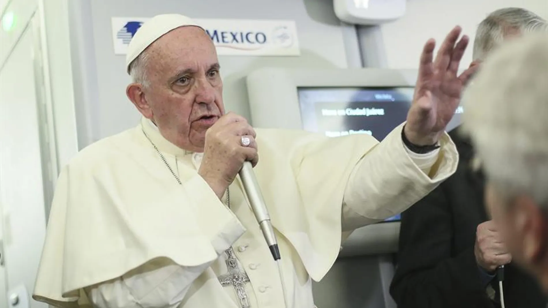 El papa Francisco se dirige a los periodistas en el avión