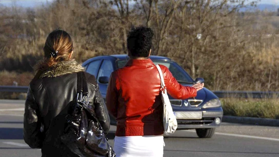 Imagen de dos mujeres en la carretera Imagen de dos mujeres en la carretera