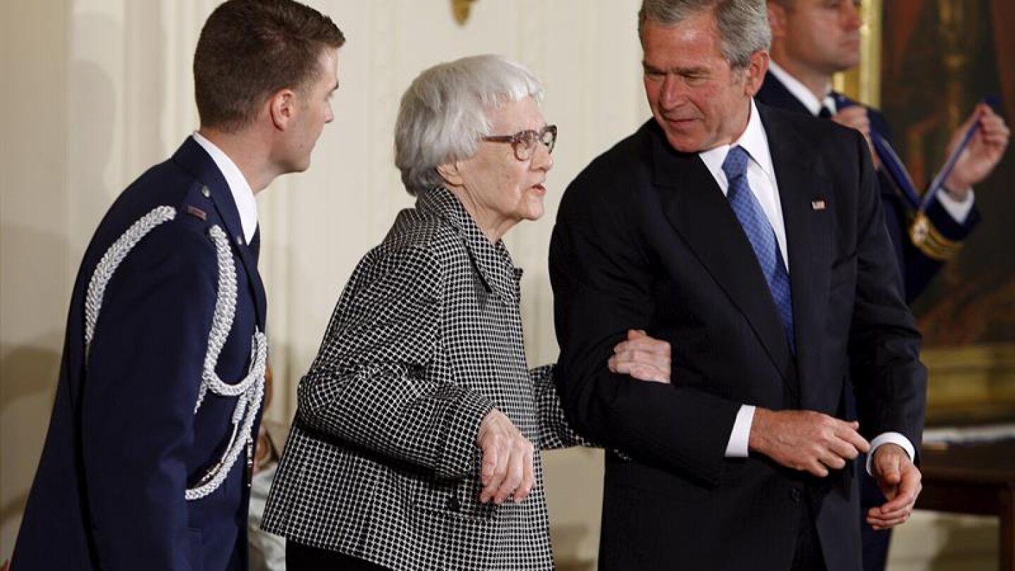 La escritora estadounidense Harper Lee recibiendo la a Medalla Presidencial de la Libertad 