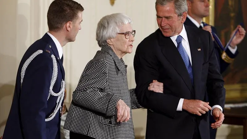 La escritora estadounidense Harper Lee recibiendo la a Medalla Presidencial de la Libertad 