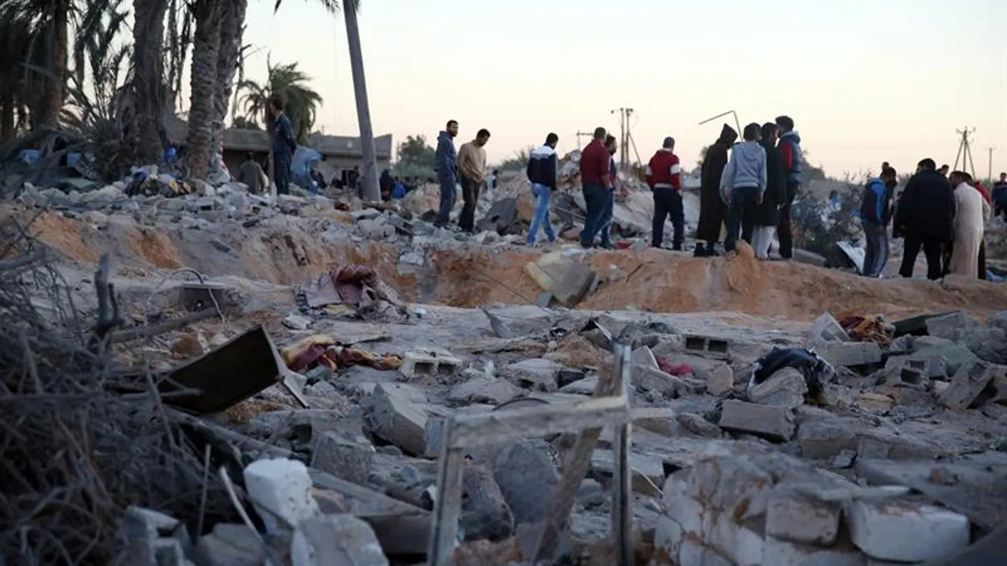 Escombros en el lugar del bombardeo estadounidense en Libia Escombros en el lugar del bombardeo estadounidense en Libia