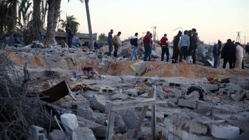 Escombros en el lugar del bombardeo estadounidense en Libia