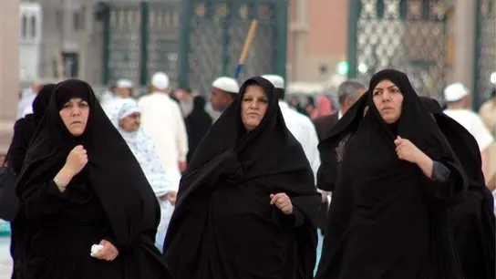 Mujeres musulmanas caminan frente a la mezquita de Nabawi en Medina, Arabia Saudí Musulmanas en Arabia.