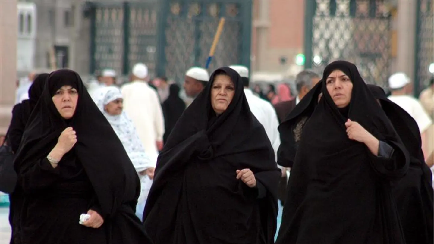 Mujeres musulmanas caminan frente a la mezquita de Nabawi en Medina, Arabia Saudí Musulmanas en Arabia.