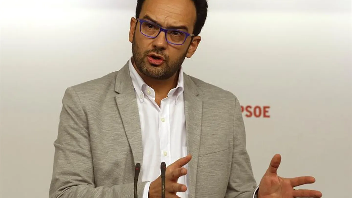 Antonio Hernando: "Nosotros no vamos a ir a la reunión del próximo día a discutir de sillones, vamos a discutir de políticas" Antonio Hernando: "Nosotros no vamos a ir a la reunión del próximo día a discutir de sillones, vamos a discutir de políticas"