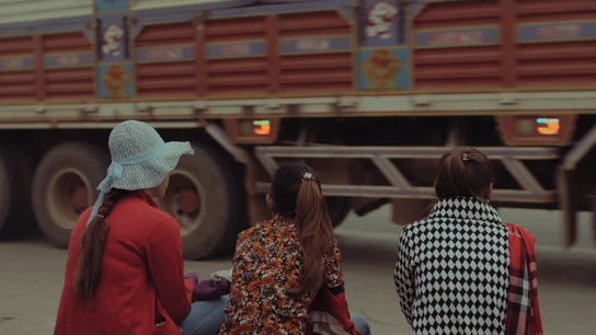 Van Chou con dos compañeras Van Chou con dos compañeras