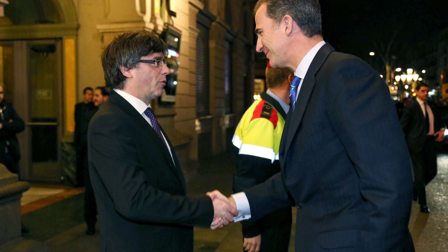 El rey Felipe, con Carles Puigdemont en el Mobile World Congress