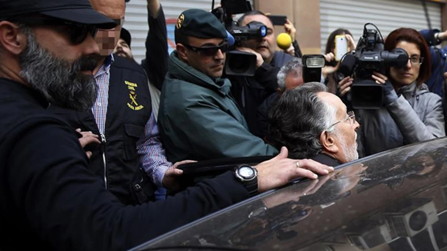Alfonso Grau entra en un vehículo de la Guardia Civil tras ser detenido Alfonso Grau entra en un vehículo de la Guardia Civil tras ser detenido