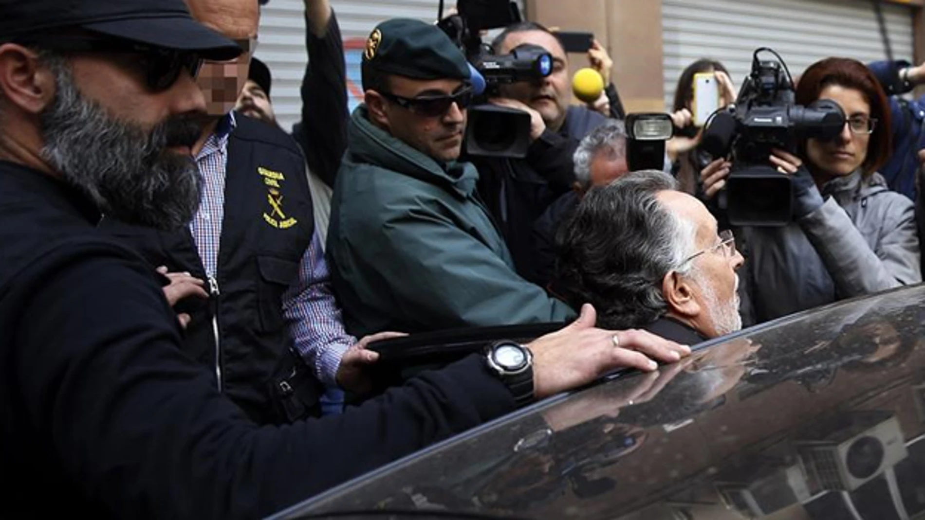 Alfonso Grau entra en un vehículo de la Guardia Civil tras ser detenido