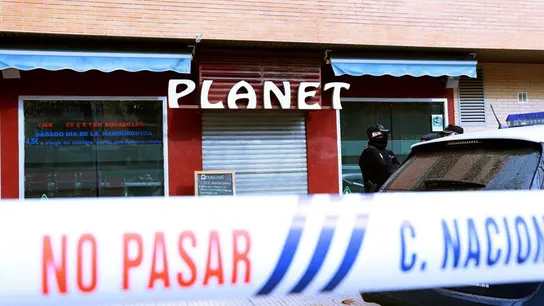 Agentes de la Policía Nacional, a las puertas del bar Planet Agentes de la Policía Nacional, a las puertas del bar Planet