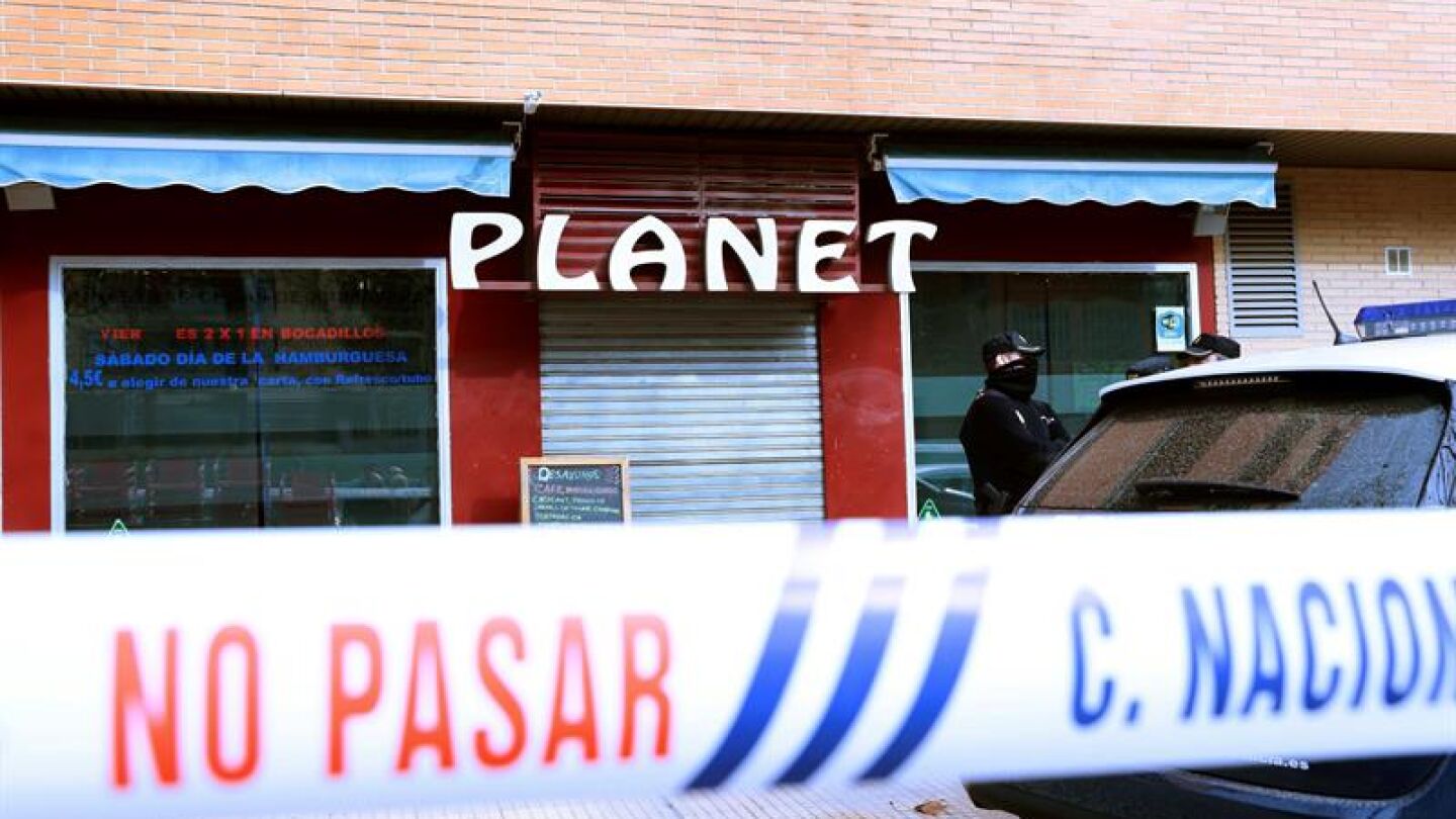 Agentes de la Polic&iacute;a Nacional, a las puertas del bar Planet
