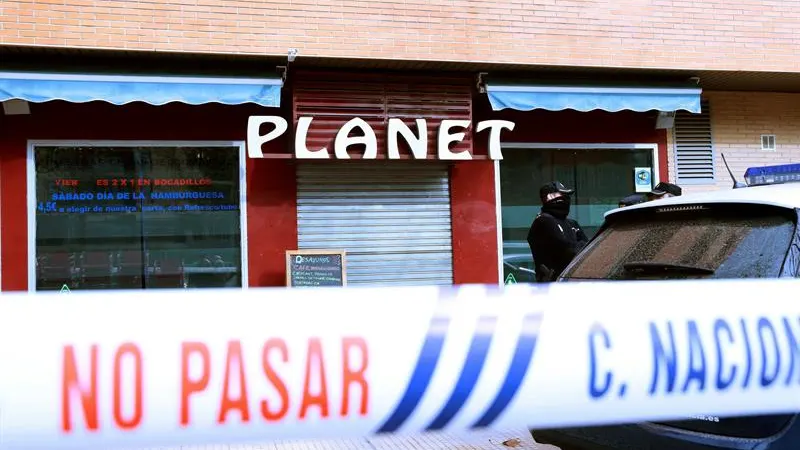 Agentes de la Policía Nacional, a las puertas del bar Planet