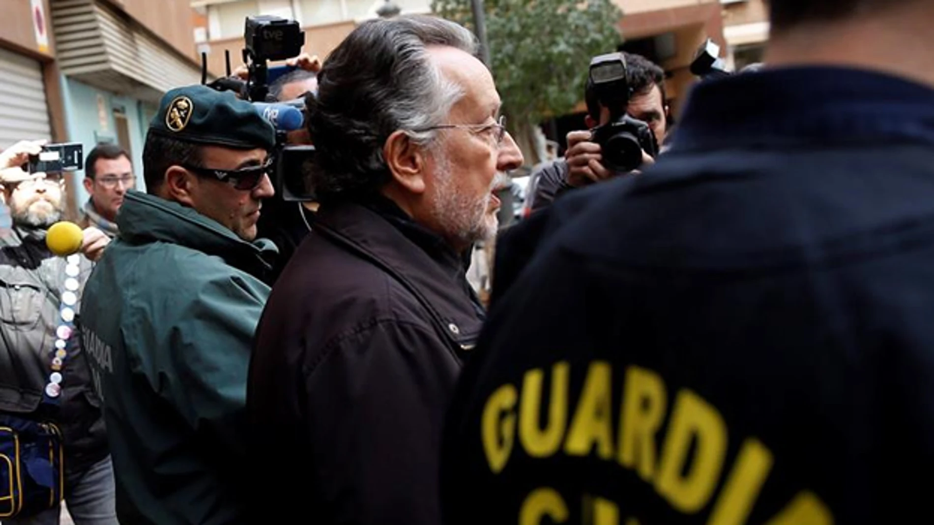 Alfonso Grau con agentes de la Guardia Civil tras su detención