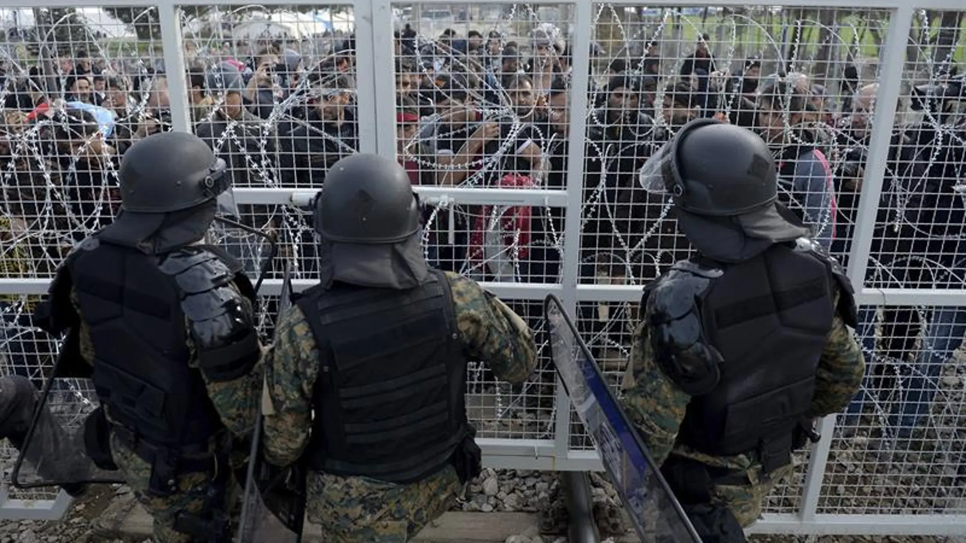 Militares vigilan en la frontera de Grecia y Macedonia