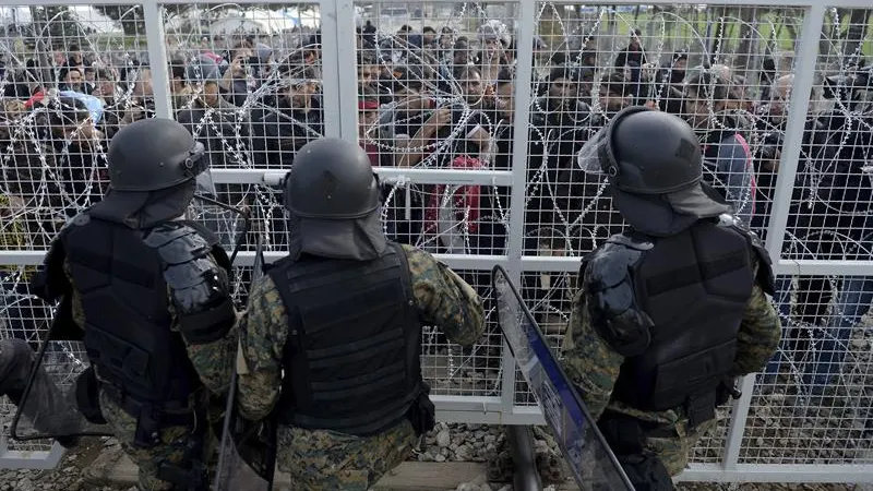 Militares vigilan en la frontera de Grecia y Macedonia Militares vigilan en la frontera de Grecia y Macedonia