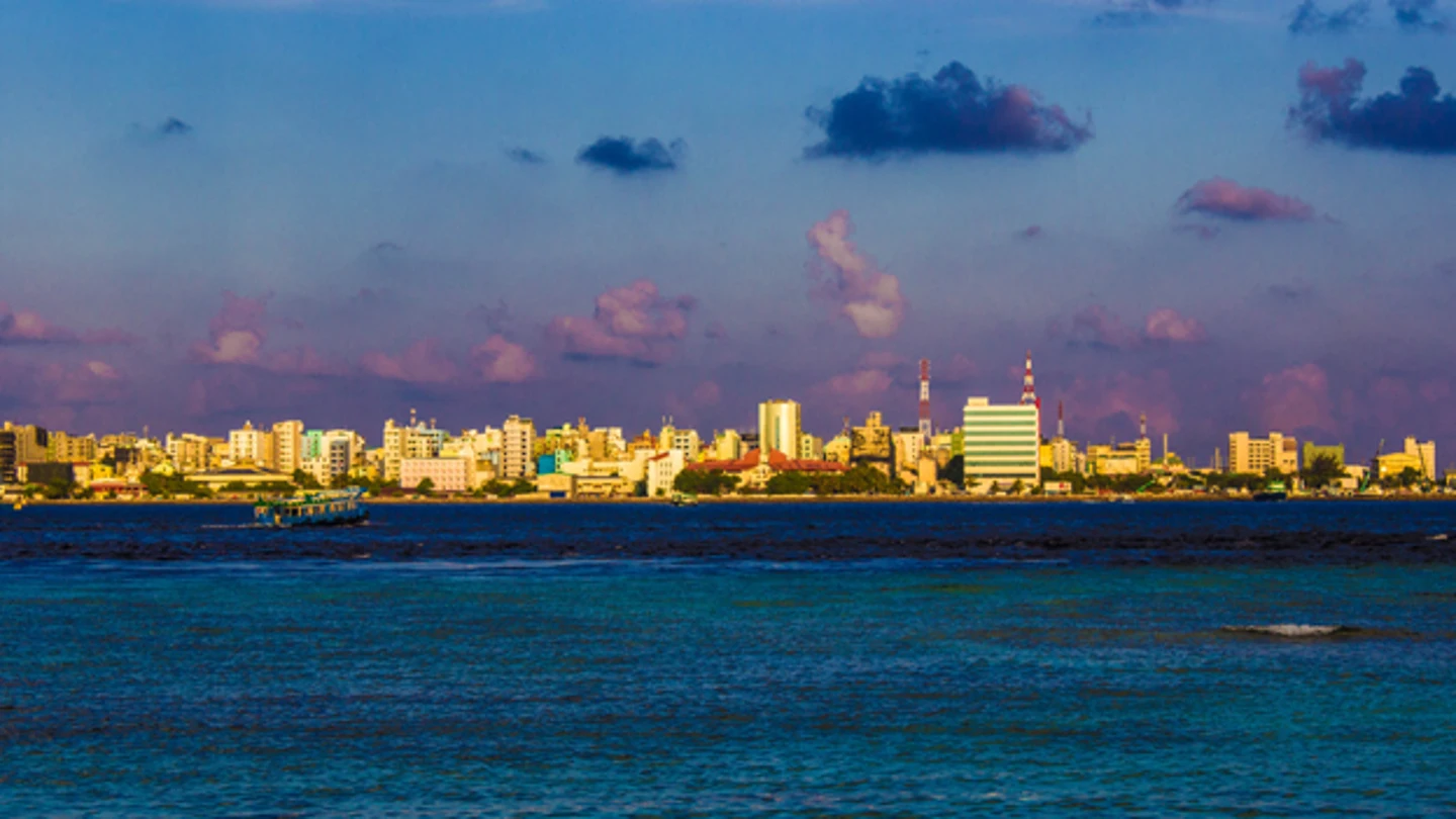 Vista de la perspectiva de una ciudad con el mar delante Vista de la perspectiva de una ciudad con el mar delante