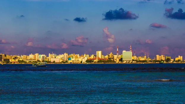 Vista de la perspectiva de una ciudad con el mar delante Vista de la perspectiva de una ciudad con el mar delante